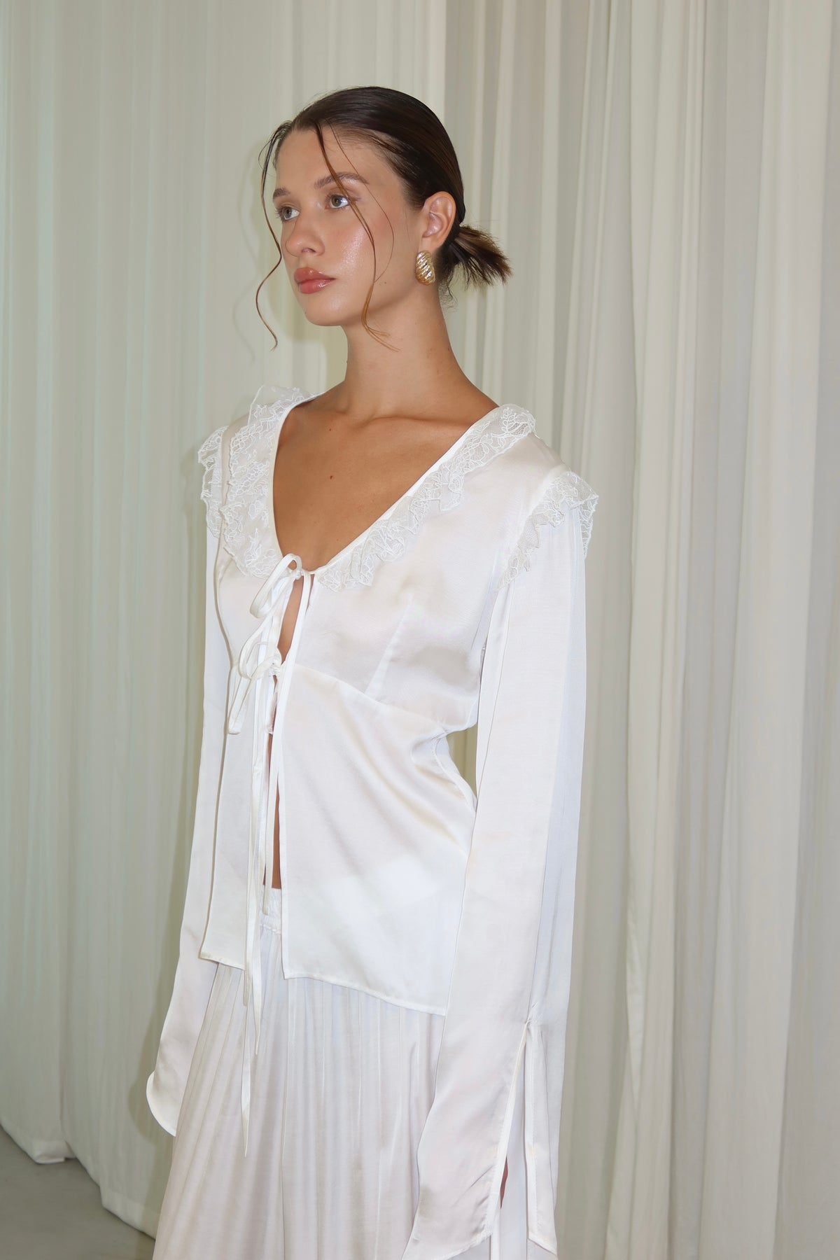 Short overlay white