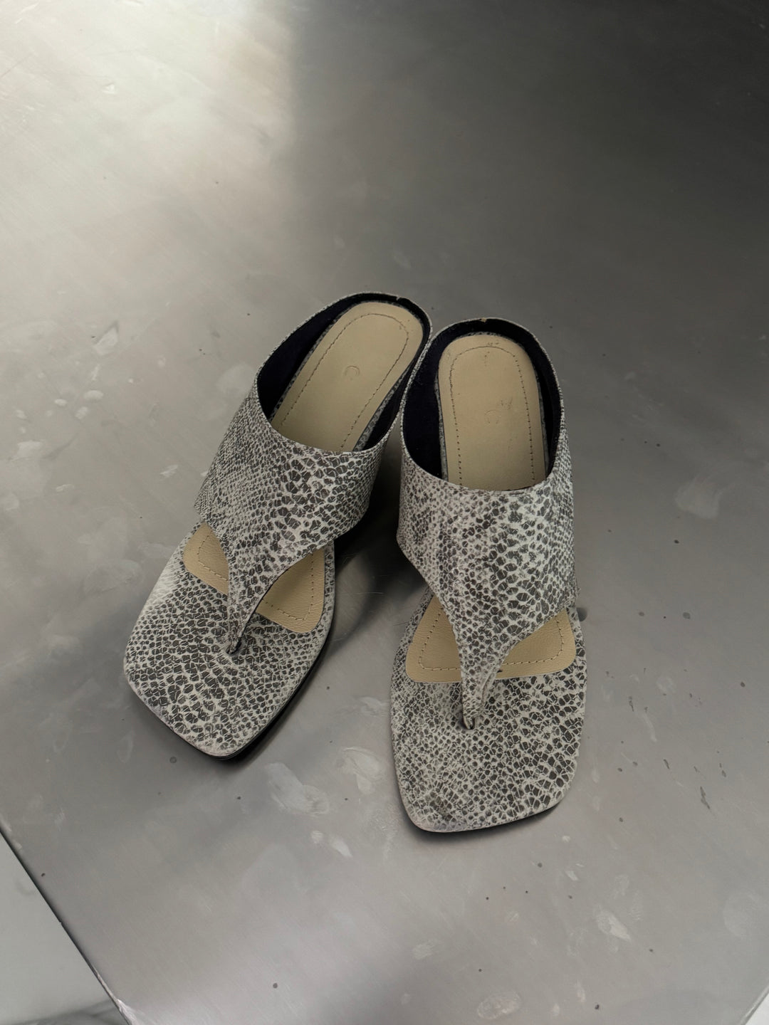 Snake print heeled shoes