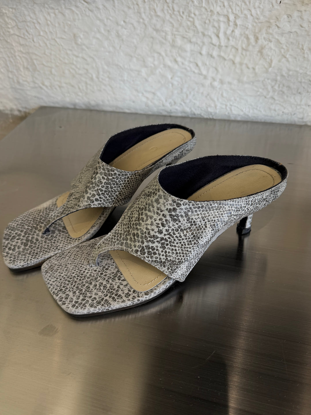 Snake print heeled shoes