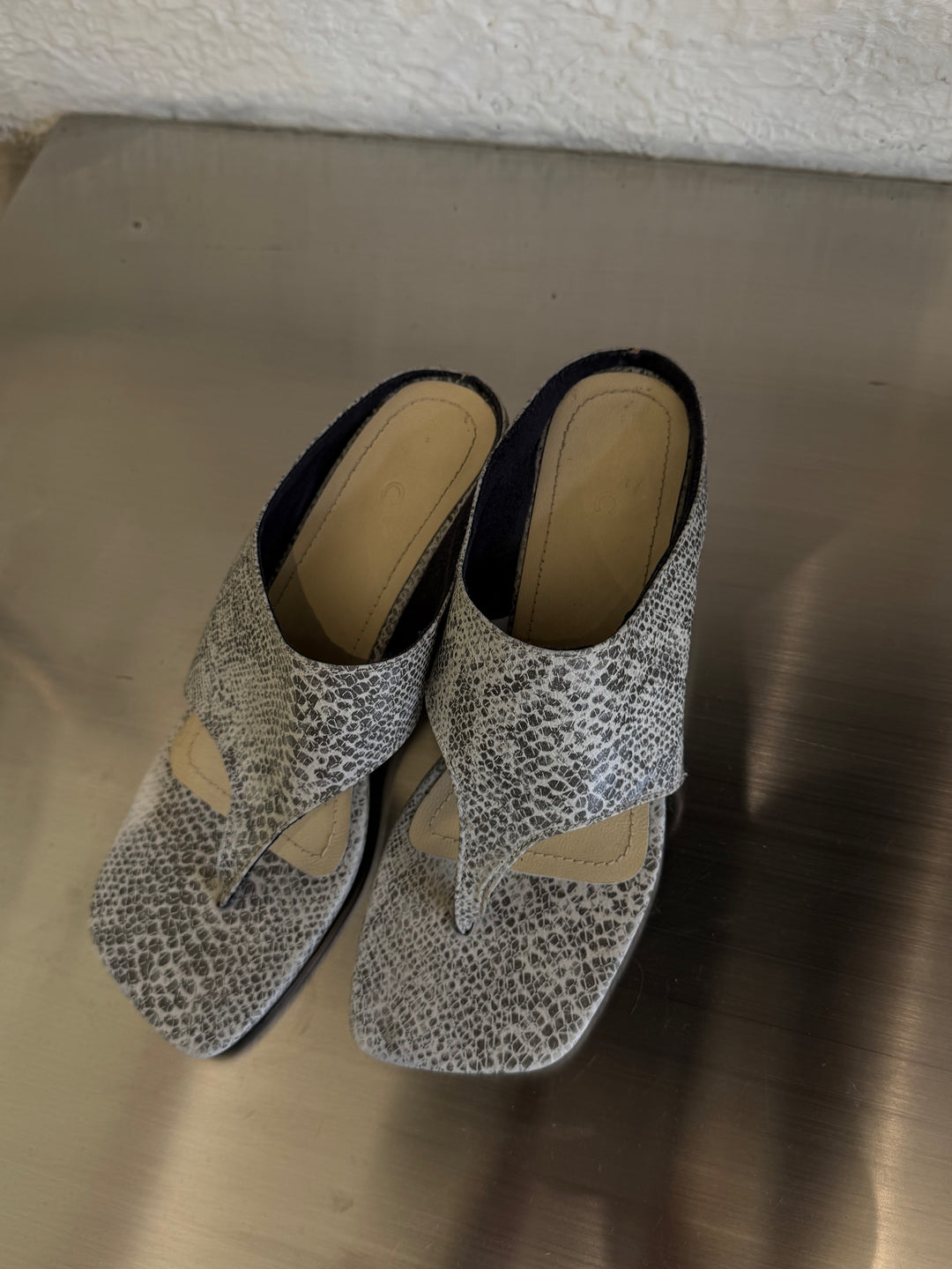 Snake print heeled shoes