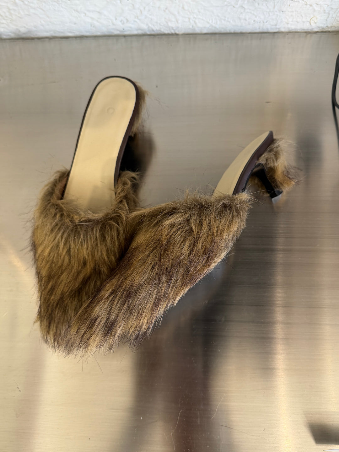 Shaggy beige heeled shoes