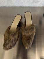 Load image into Gallery viewer, Shaggy beige heeled shoes
